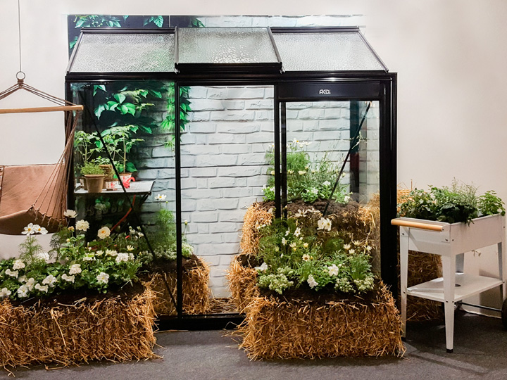 Rion Kunststoff Gewaechshaus und Anlehnhaus Sun Room bei Regen