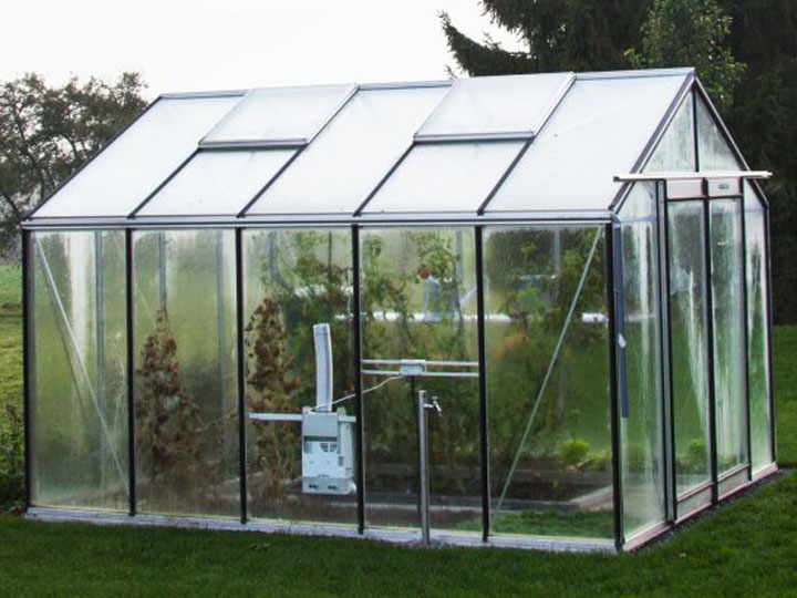 ACD Glas Gewaechshaus mit Kanalheizung im Winter