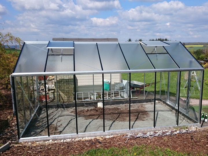 ACD Glas Gewaechshaus mit 2 Dachfenstern nach dem Aufbau