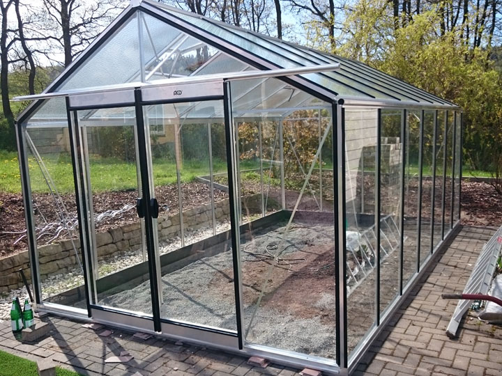 ACD Glas Gewaechshaus nach dem Aufbau