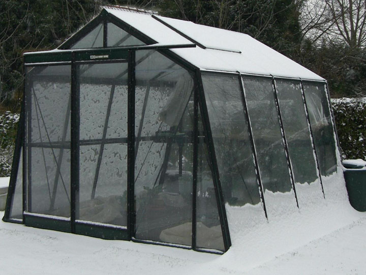 ACD Glas Gewaechshaus mit mit Schraegdach im Winter