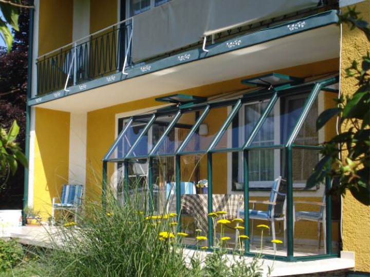 Rion Kunststoff Gewaechshaus und Anlehnhaus Sun Room auf dem Balkon