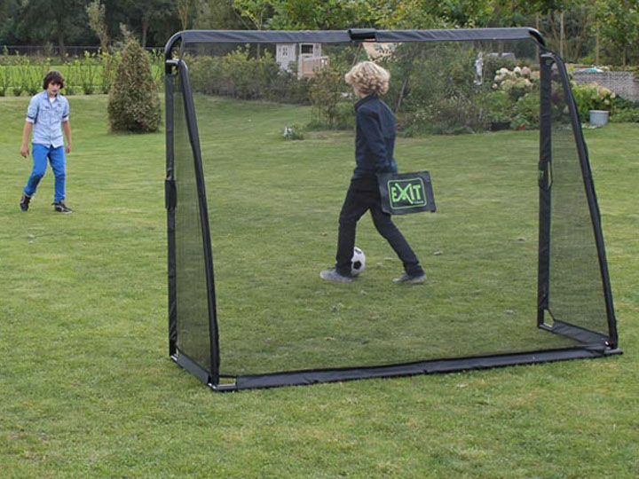 Exit Fussballtor und Fussballspielen im Garten
