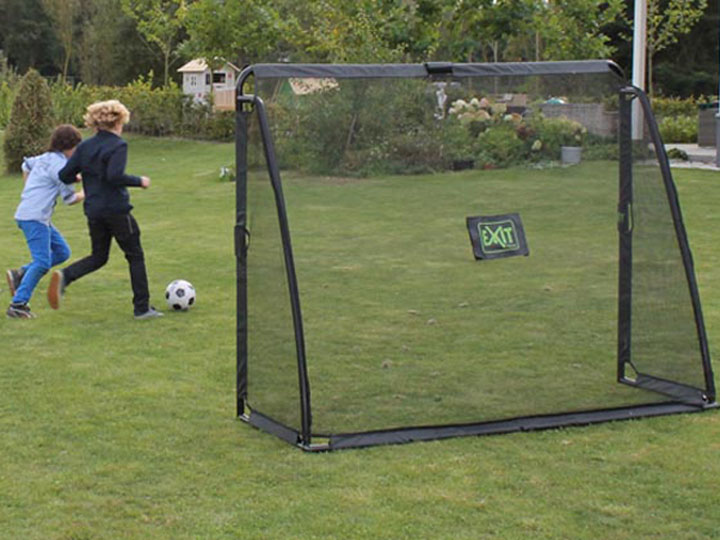 Exit Fussballtor und Fussballspielen mit Ball