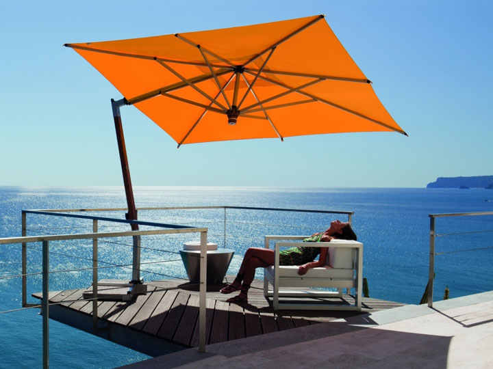 FIM Sonnenschirm und Ampelschirm orange am Meer