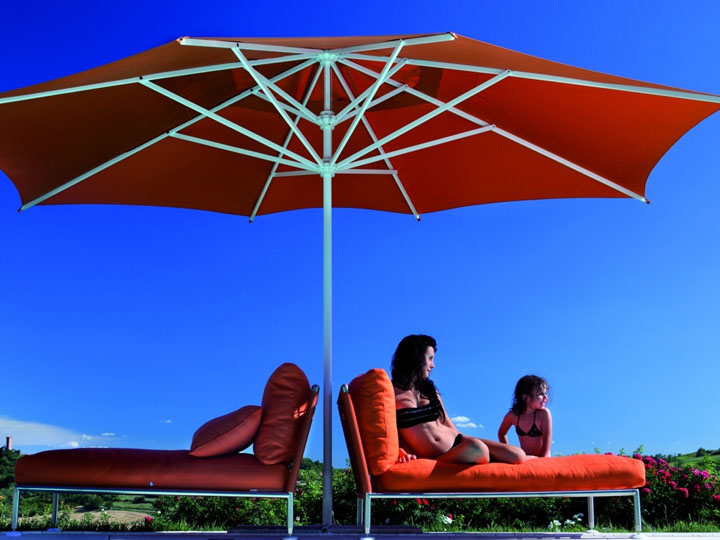 FIM Sonnenschirm und Mittelmastschirm rot im Garten