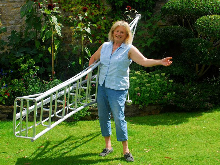 Niwaki Gartenleiter und Schnittleiter mit Kundin
