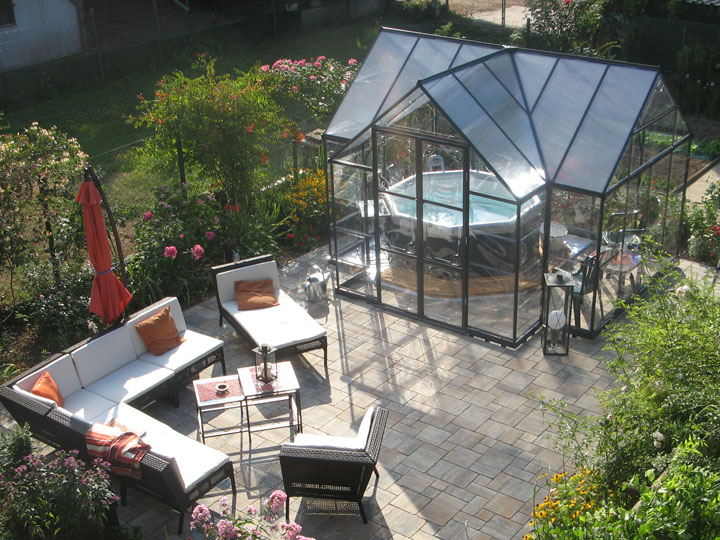 Palram Gewaechshaus und Tomatenhaus Victory mit Pool und Sitzgarnitur