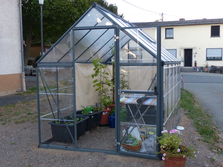 Palram Gewaechshaus und Tomatenhaus Hybrid offen mit Pflanzen