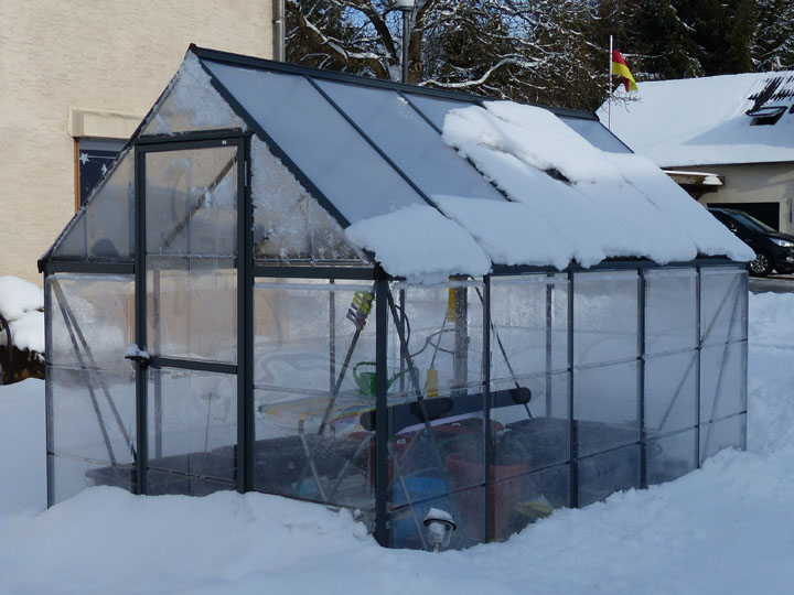Palram Gewaechshaus und Tomatenhaus Hybrid im Schnee