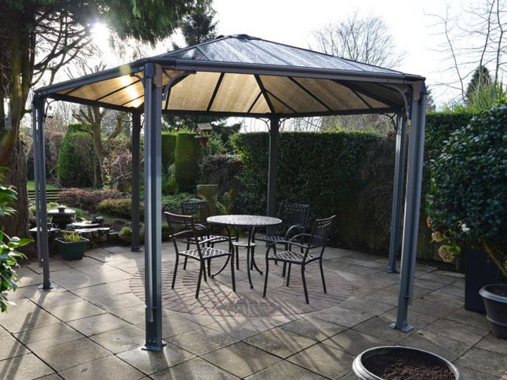 Palram Aluminium Pavillon Roma auf der Terrasse