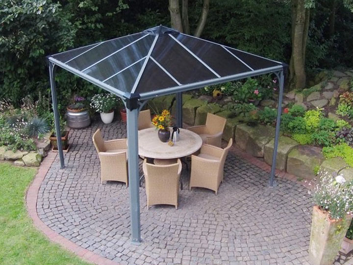 Palram Aluminium Pavillon Palermo 3500 auf der Terrasse