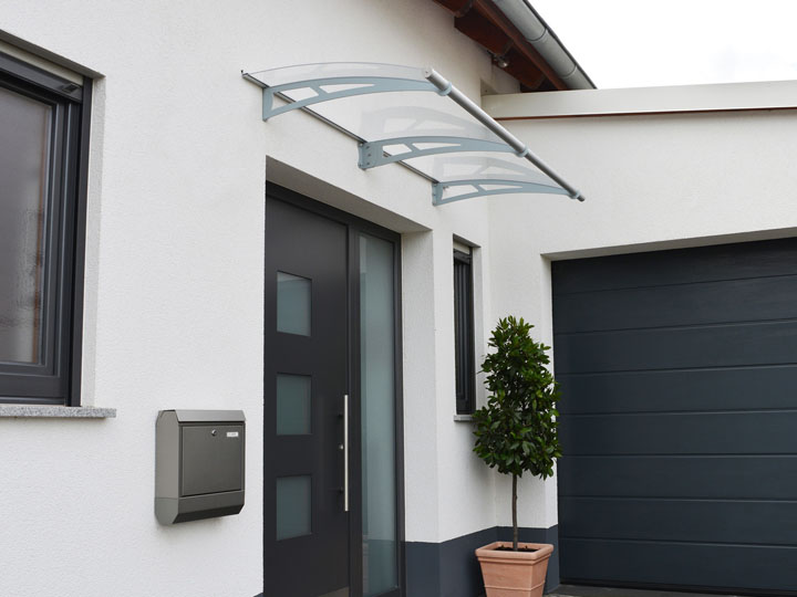 Palram Aluminium Vordach Aquila 2050 an der Hauswand