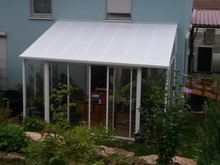 Palram Wintergarten Sanremo weiss im Garten