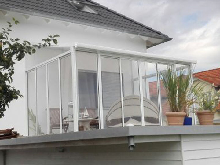 Palram Wintergarten Sanremo weiss auf dem Balkon