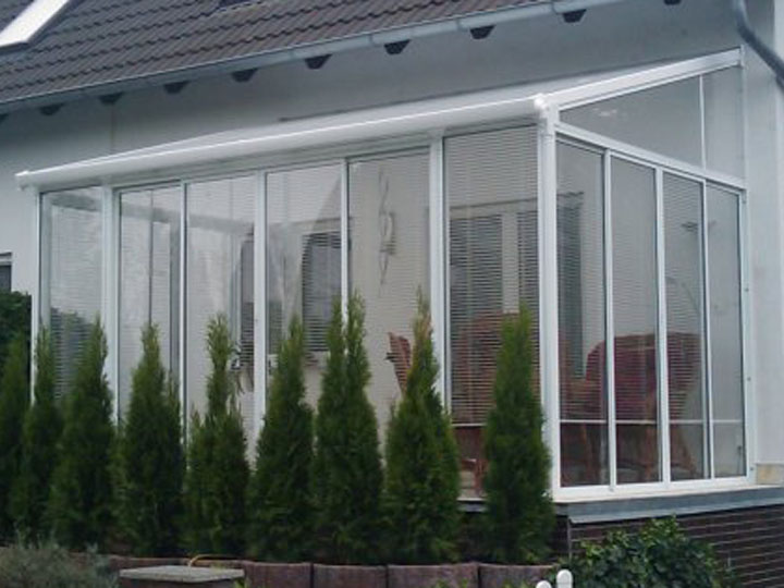 Palram Wintergarten Sanremo gross weiss auf dem Balkon