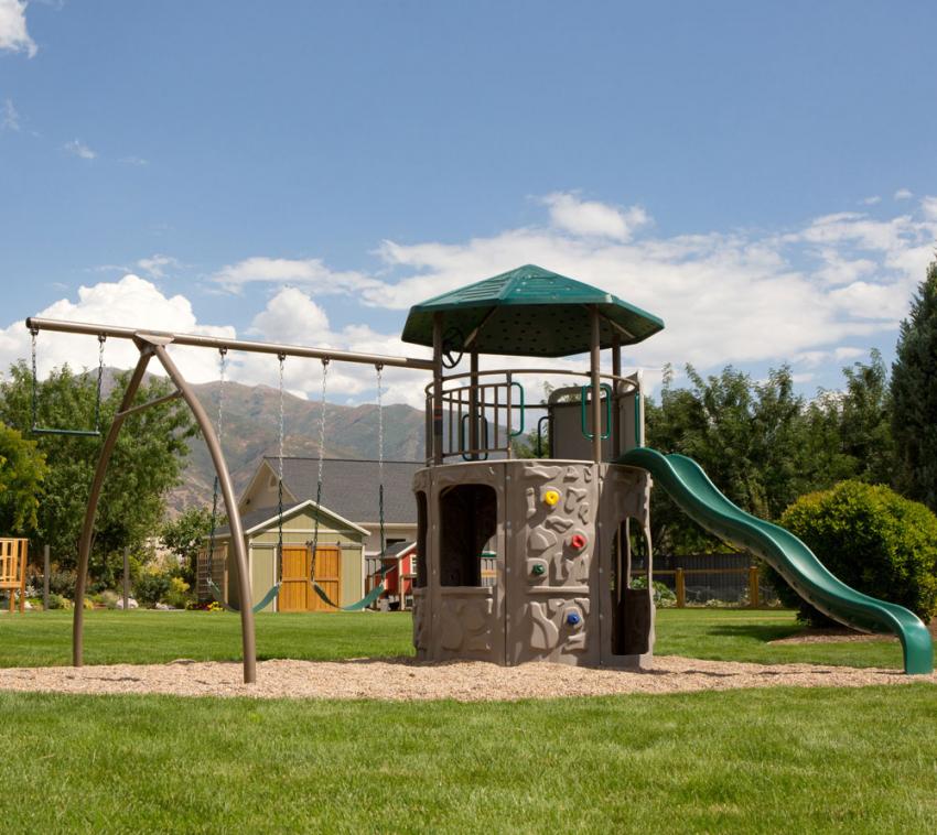 Spielturm inkl. Schaukel und Rutsche