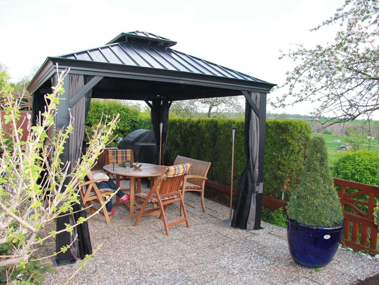 Pavillon befestigen