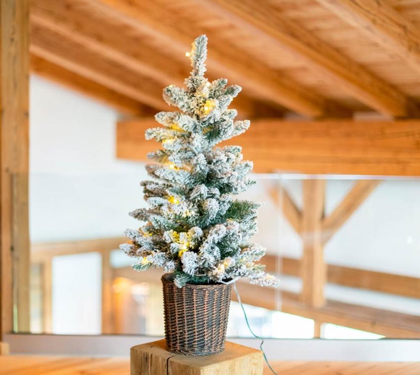 B-WARE Evergreen Künstlicher Weihnachtsbaum künstlicher Tannenbaum Kunstschnee LED 90 cm 