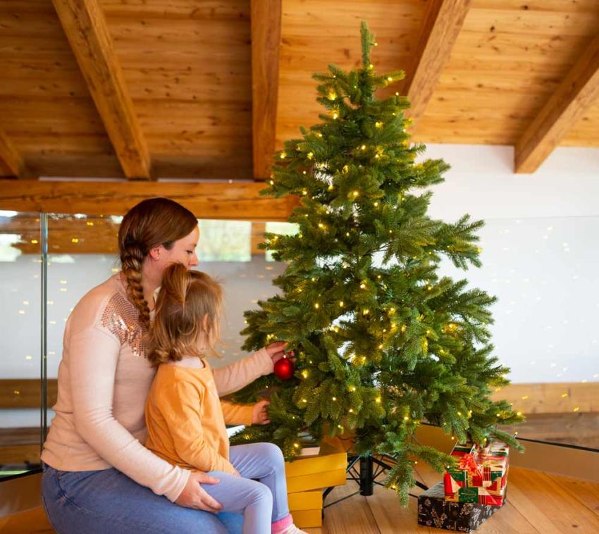 Evergreen Künstlicher Weihnachtsbaum Roswell Kiefer LED grün 150 cm 