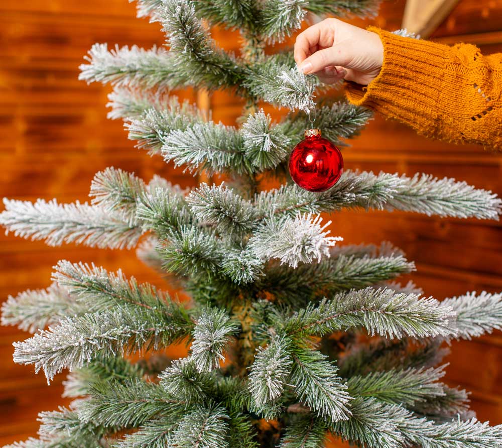 Evergreen Künstlicher Weihnachtsbaum Cedar Frost Kiefer | Inkl. Kunstschnee | Weiß
