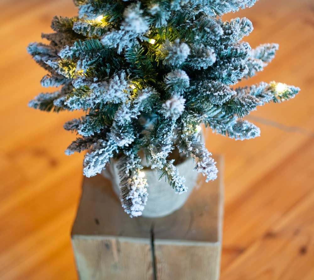 B-WARE Evergreen Künstlicher Weihnachtsbaum | inkl.Kunstschnee und LEDs | Grün
