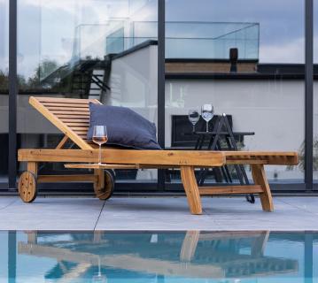VENTURE HOME Luzon | Garten Sonnenliege aus Holz | mit Rollen & Ablage 