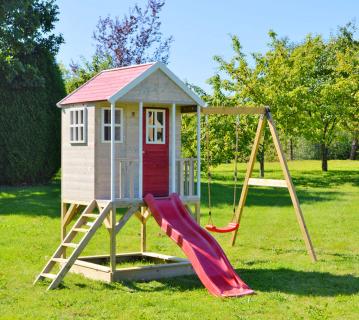 Wendi Toys Holz Stelzenhaus Alpaka | mit roter Rutsche, Schaukel und Sandkasten | Natur | 290x350x242 cm 