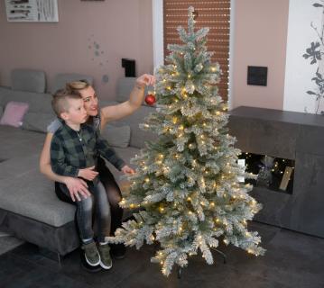 B-WARE Evergreen Künstlicher Weihnachtsbaum Frost Fichte | Inkl. LEDs & Kunstschnee | Weiß | 150 cm 