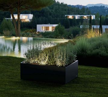 Herstera Garden Cube Low XL Plus | flacher Outdoor Pflanzkasten | mit LED | 750 L 